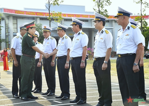 Đoàn công tác Quân ủy Trung ương, Bộ Quốc phòng thăm, làm việc tại Vùng 5 Hải quân và Vùng Cảnh sát biển 4